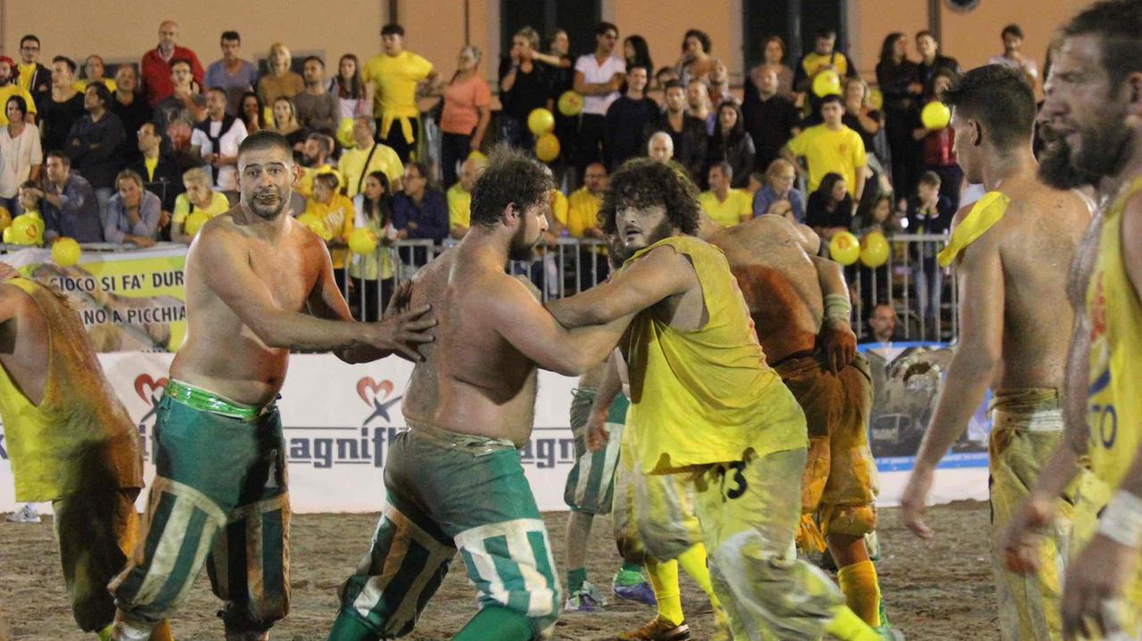 Un momento di un incontro della Palla Grossa tra Verdi e Gialli