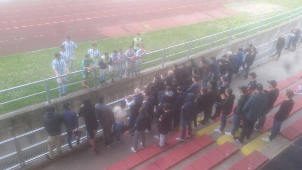 Il confronto a fine partita fra i giocatori del Montecatini ed i loro tifosi