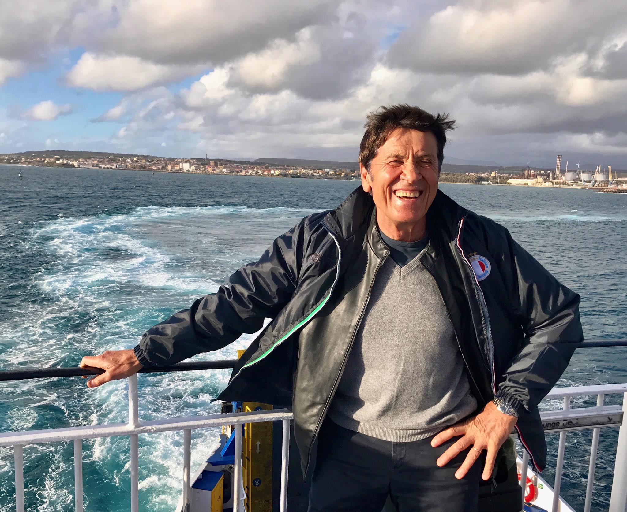 Gianni Morandi sul traghetto per Carloforte (dalla sua pagina Facebook)