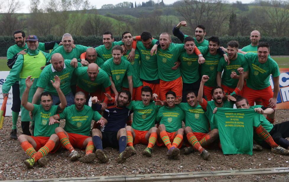 La squadra in festa per la promozione (Foto Agenzia Carlo Sestini)