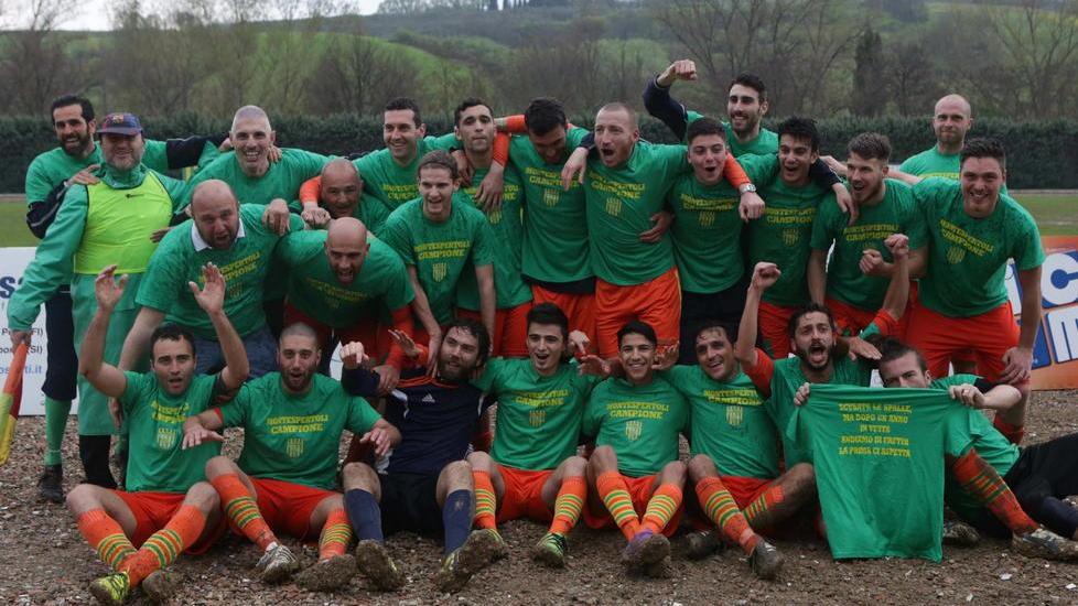 La squadra in festa per la promozione (Foto Agenzia Carlo Sestini)