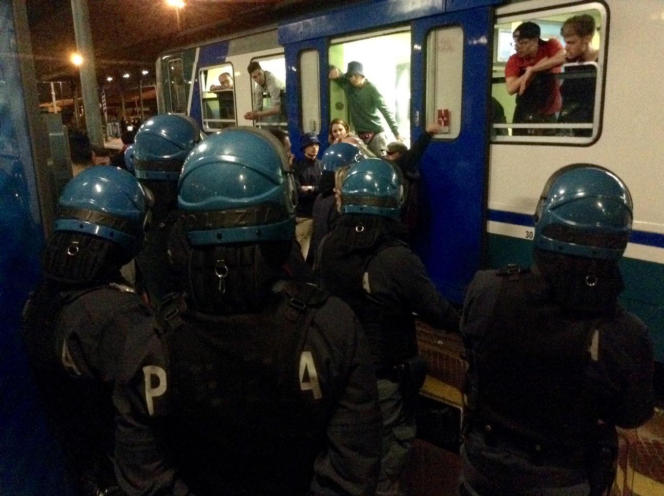 La polizia alla stazione centrale davanti al treno carico di tifosi
