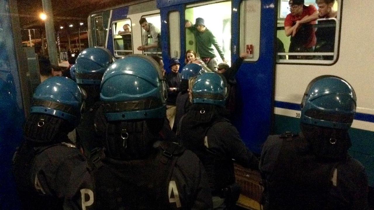 La polizia alla stazione centrale davanti al treno carico di tifosi