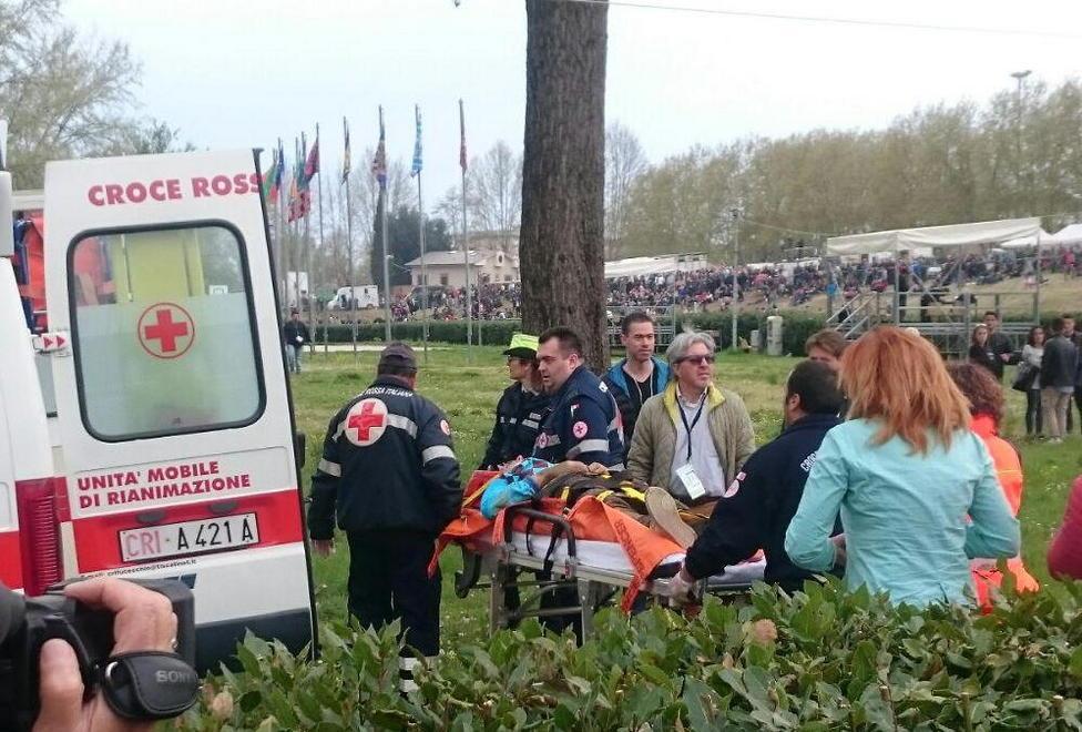 I soccorsi al fantino caduto (Foto Agenzia Carlo Sestini)