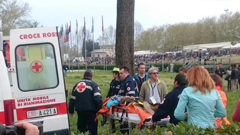 I soccorsi al fantino caduto (Foto Agenzia Carlo Sestini)