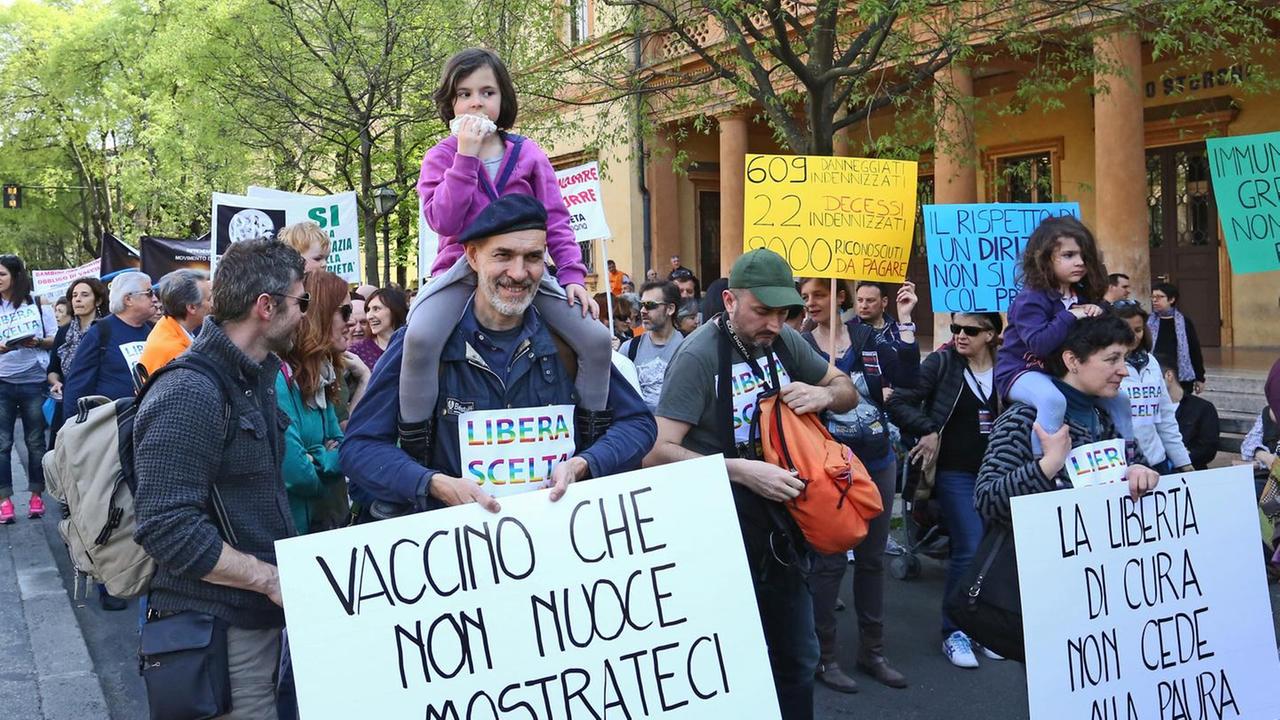Vaccini, la protesta va in piazza