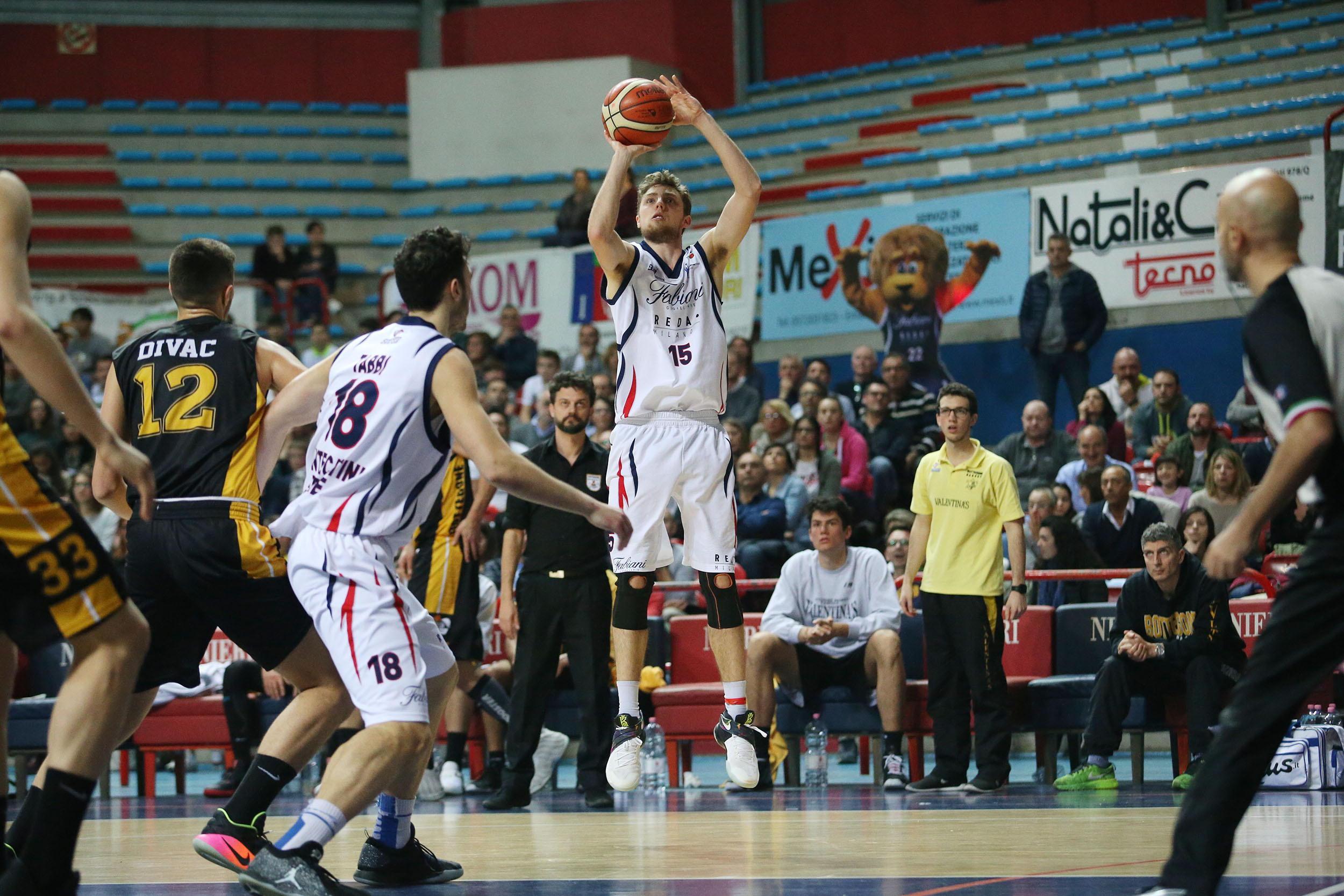 Un'azione di gioco durante il derby Fabiani Montecatini-Bottegone (Foto Nucci)