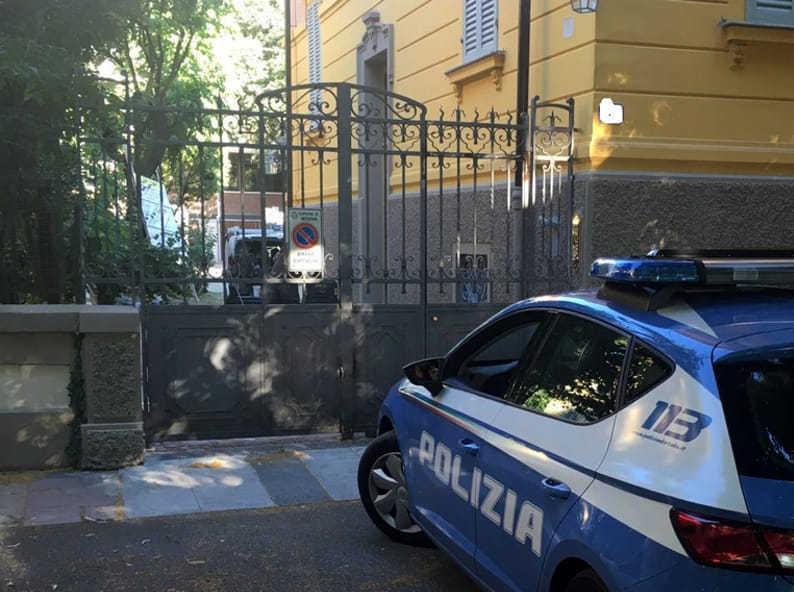 Chiedono informazioni  e gli rubano l’orologio