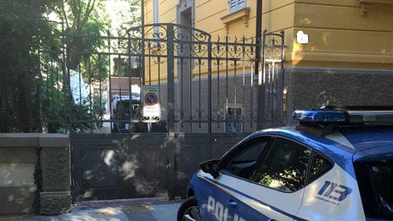 Chiedono informazioni e gli rubano l’orologio
