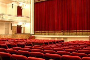 «Ora basta con il Carani Troviamo un altro teatro» 