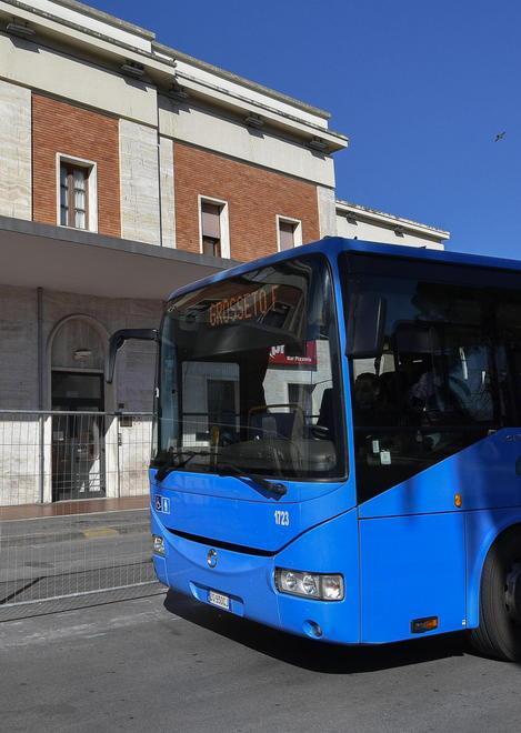 Otto fermate di autobus istituite in piazza Marconi