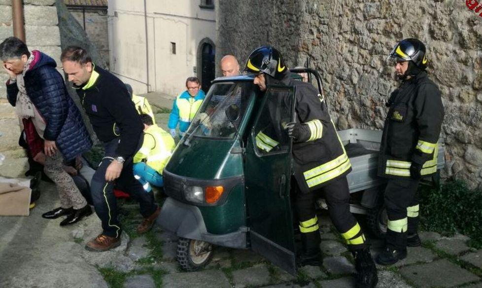 Ape si ribalta, anziani coniugi restano intrappolati 