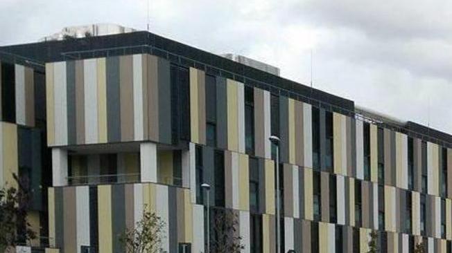 Uomo di 74 anni grave dopo lo scontro tra moto e Vespa