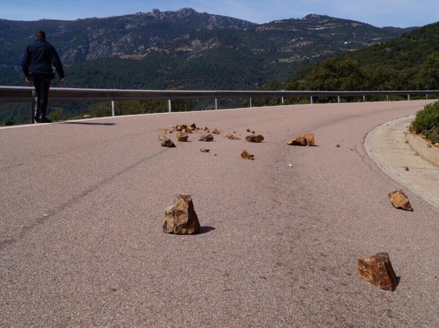 Assaltano il portavalori e fuggono con 25mila euro 