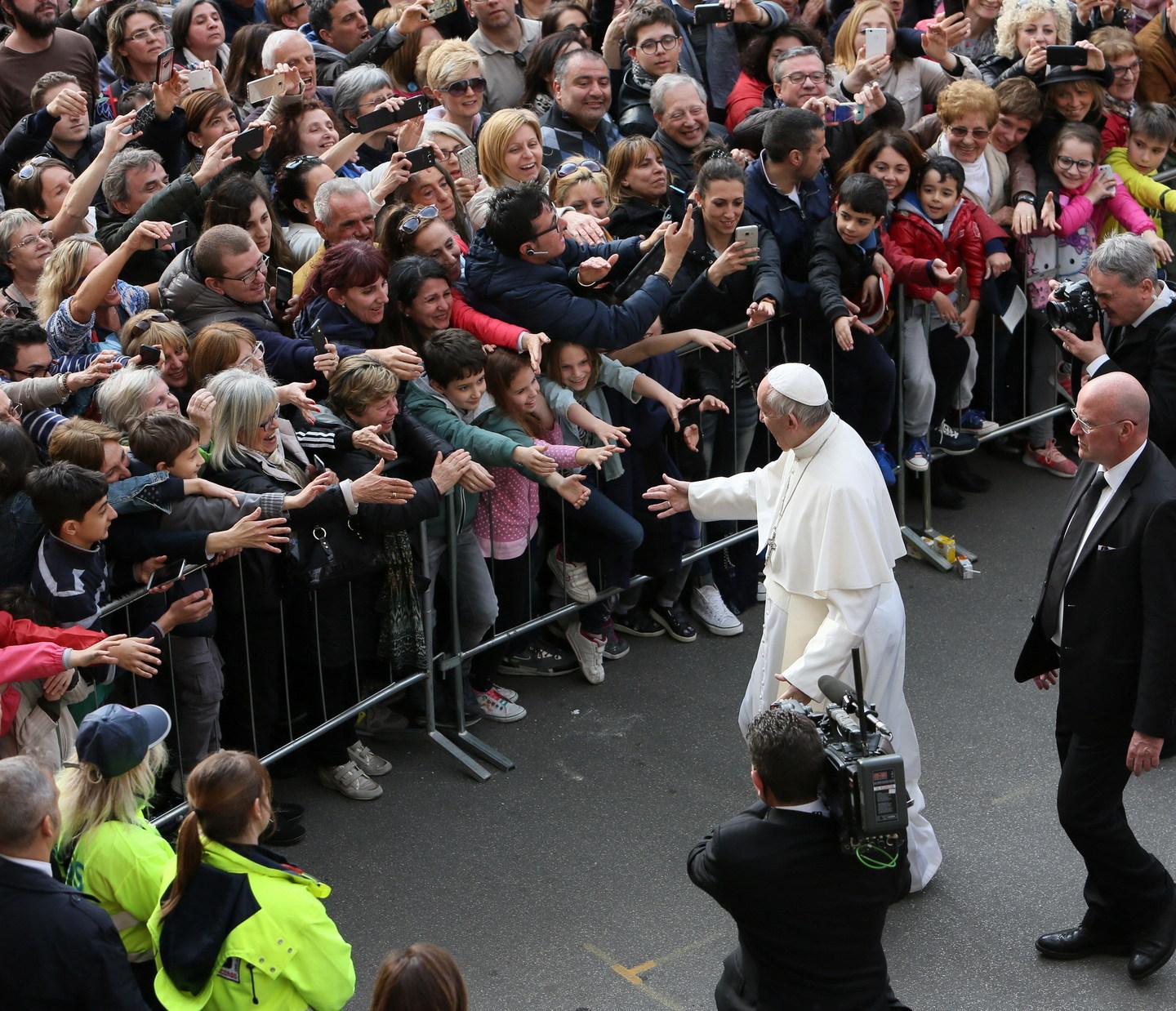 La carezza del Papa ai parenti delle vittime delle scosse  