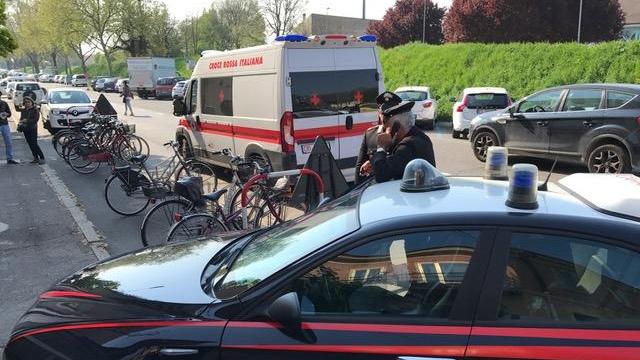 L'intervento di carabinieri e ambulanza