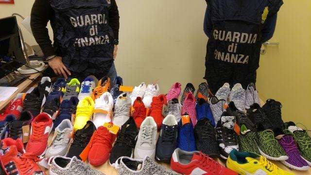 Le scarpe coi marchi contraffatti sequestrate dalla Guardia di Finanza di Bologna
