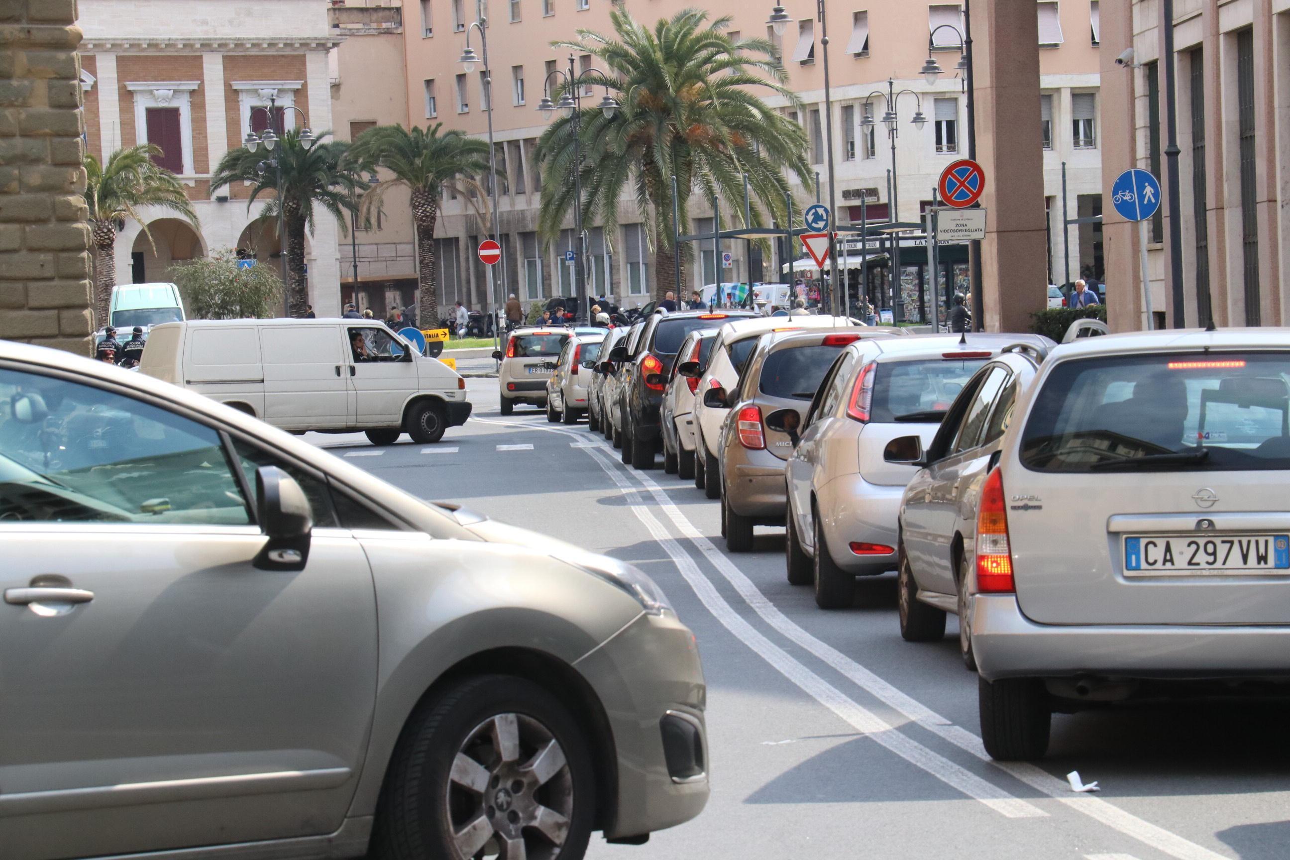 La coda di auto in via San Giovanni verso piazza del Municipio: questa la situazione poco prima di mezzogiorno di lunedì 3 aprile (Repetti/Pentafoto)