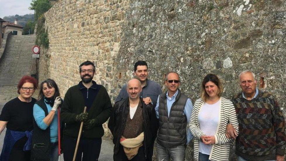 Alcuni dei volontari che hanno partecipato alla Giornata per Buggiano con il sindaco Taddei (con gli occhiali)