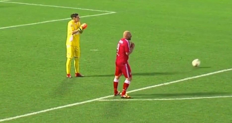 Il portiere pratese Gianmarco Vannucchi nell'azione incriminata
