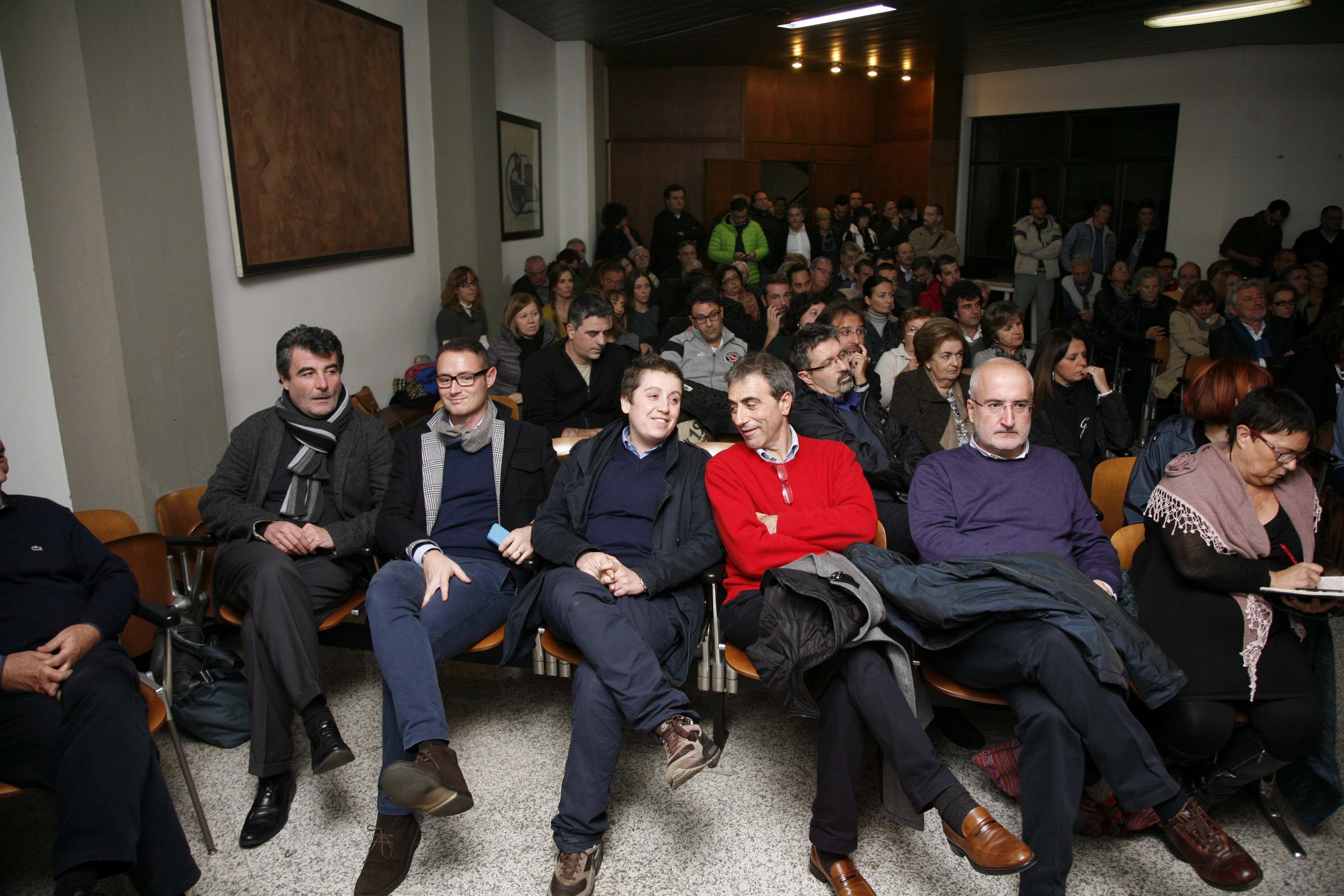 Giuseppe Dati (maglioni rosso) in un'assemblea del Pd
