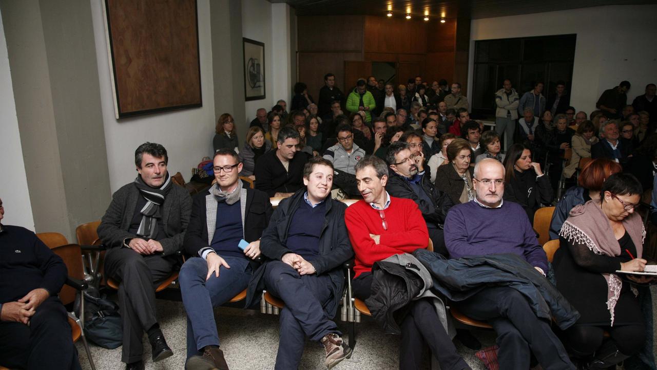 Giuseppe Dati (maglioni rosso) in un'assemblea del Pd