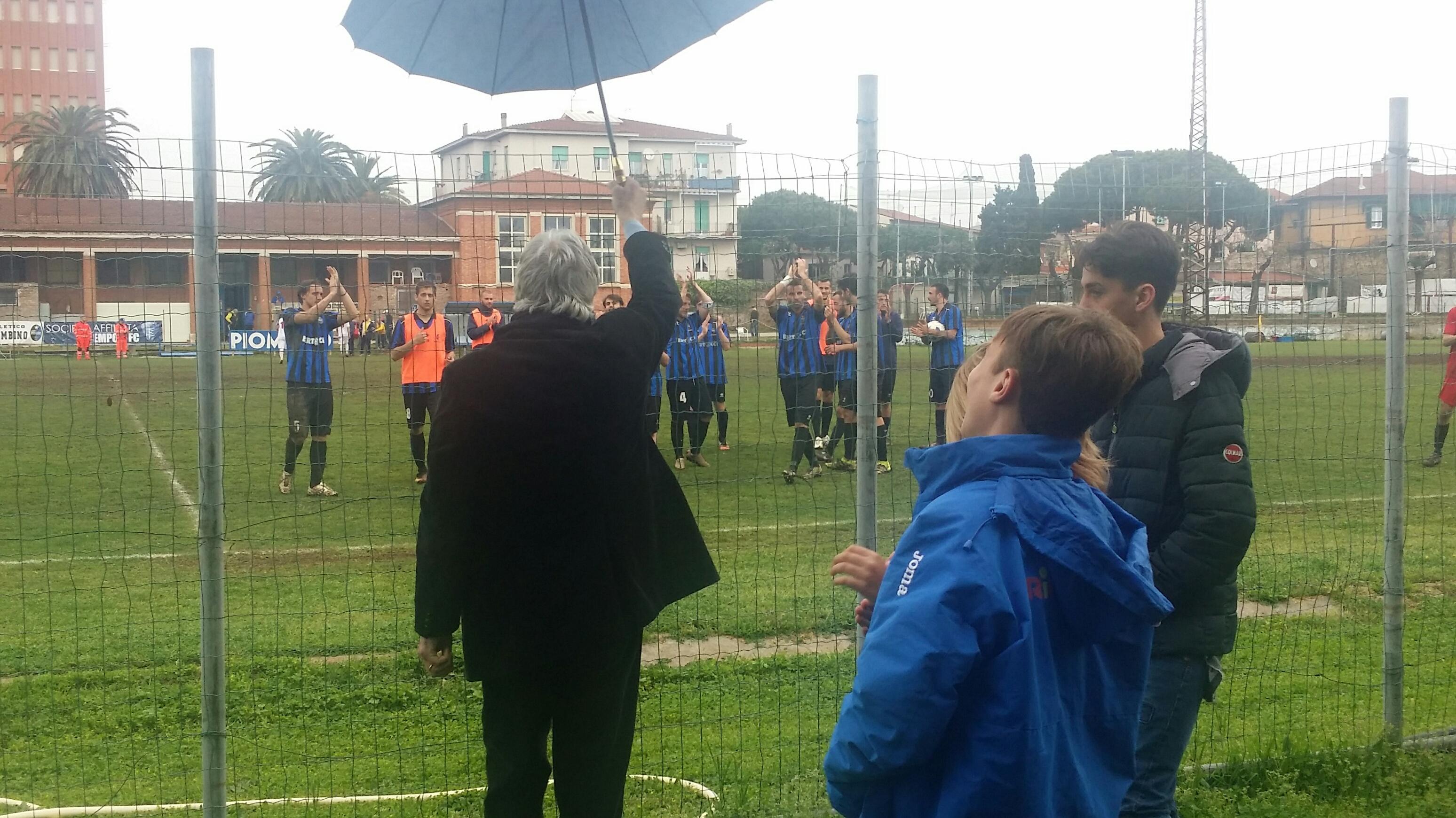 Aldo Agroppi alla rete festeggia mentre i giovani nerazzurri vengono a salutare e ringraziare