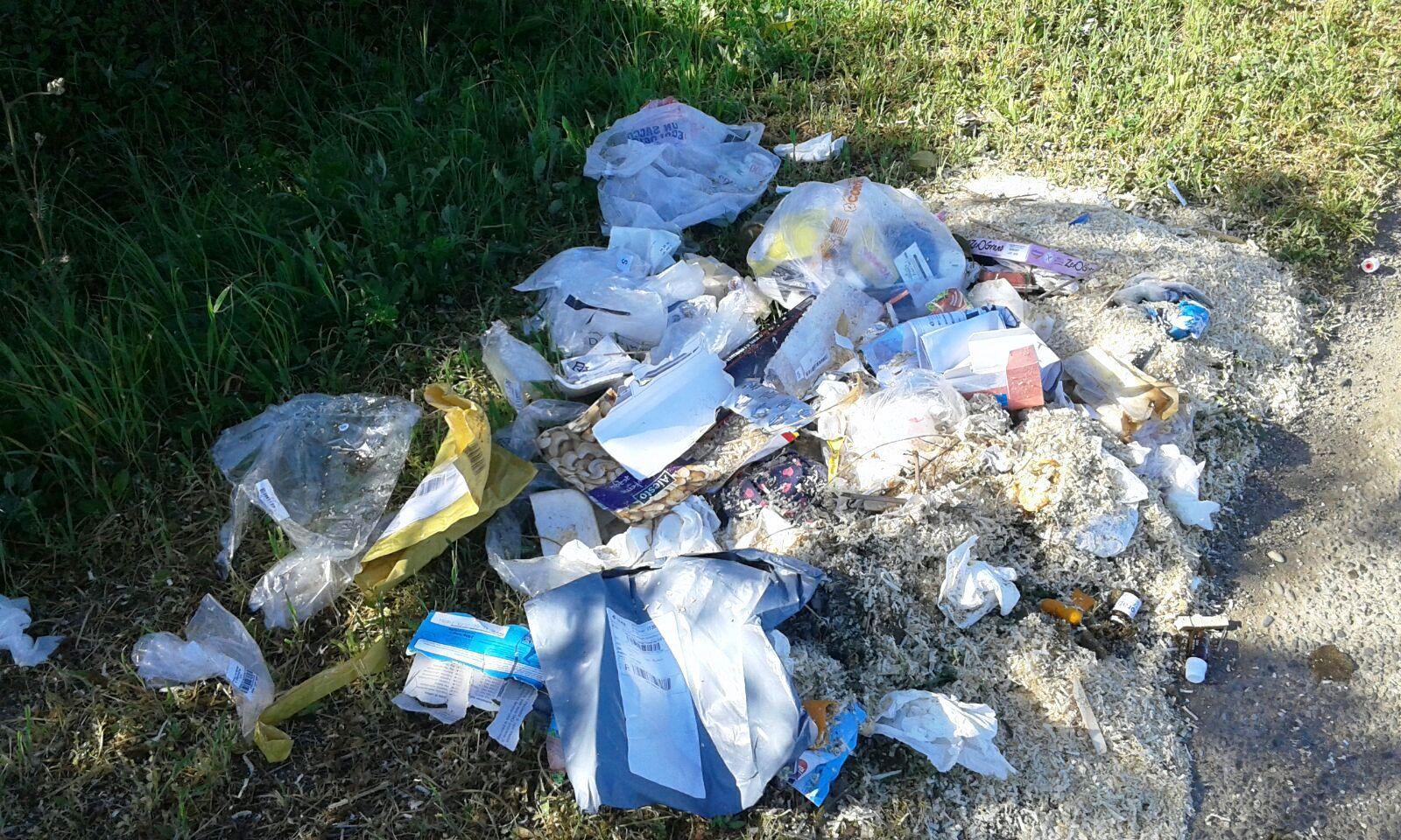 I rifiuti abbandonati nelle campagne di San Vero Milis