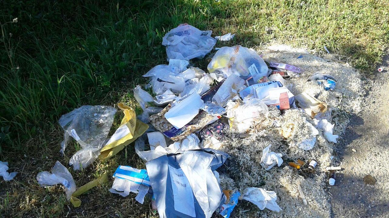 I rifiuti abbandonati nelle campagne di San Vero Milis