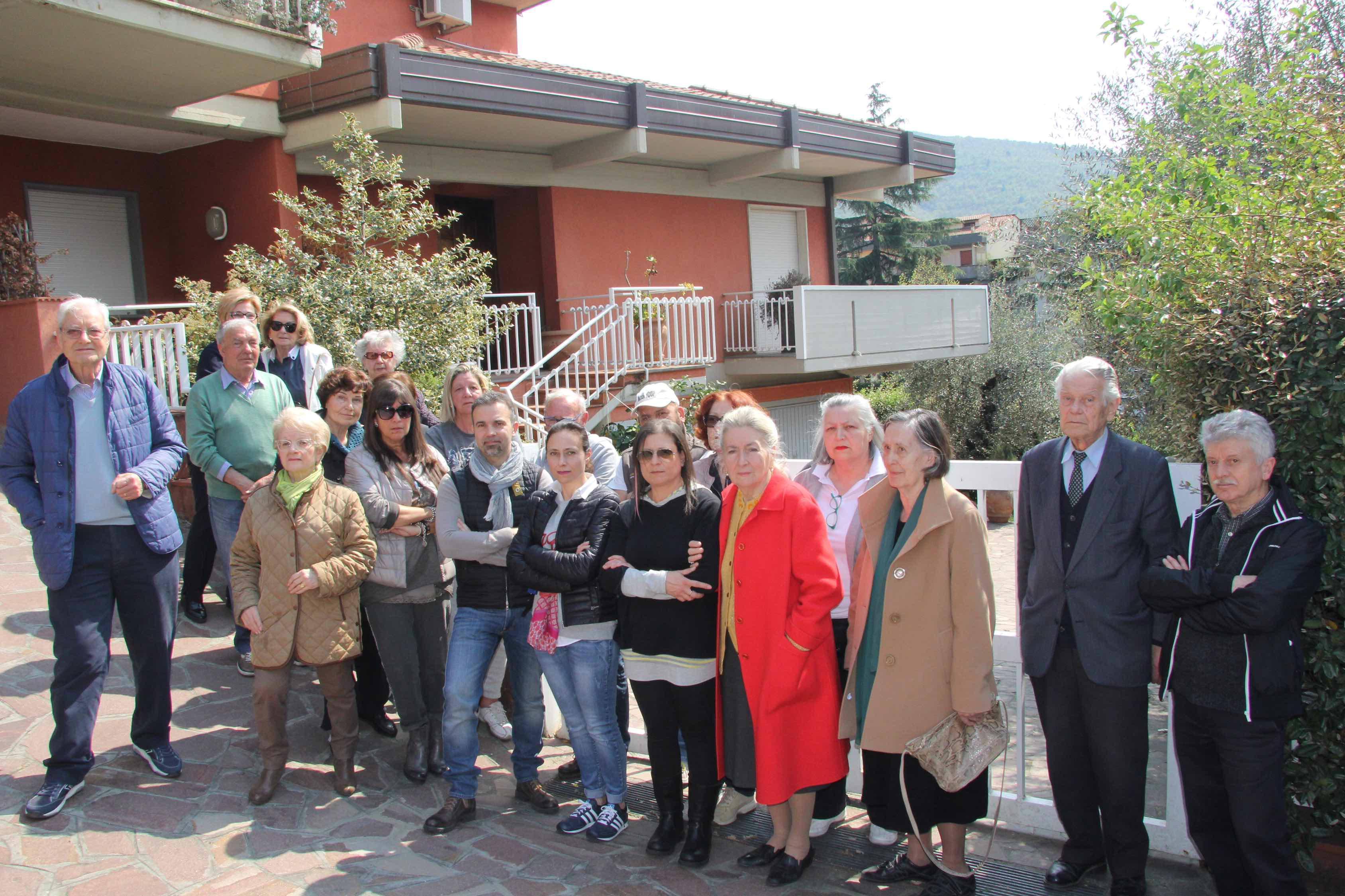 La protesta dei residenti di via Fratelli Cervi (foto Batavia)