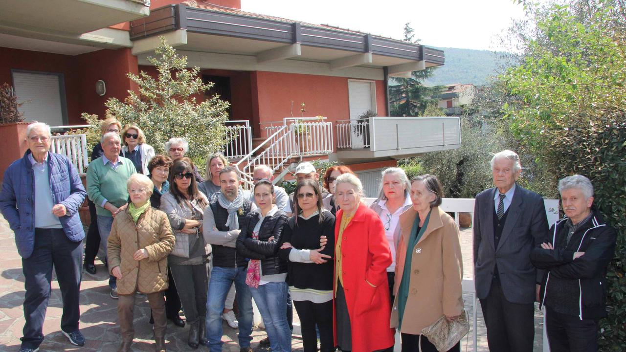 La protesta dei residenti di via Fratelli Cervi (foto Batavia)