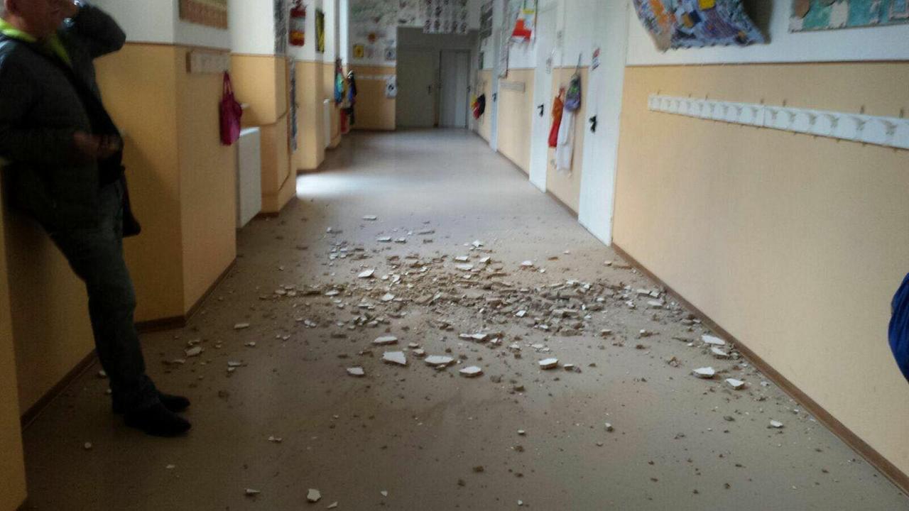 L'intonaco caduto dal soffitto di un corridoio della scuola di Castagneto Carducci