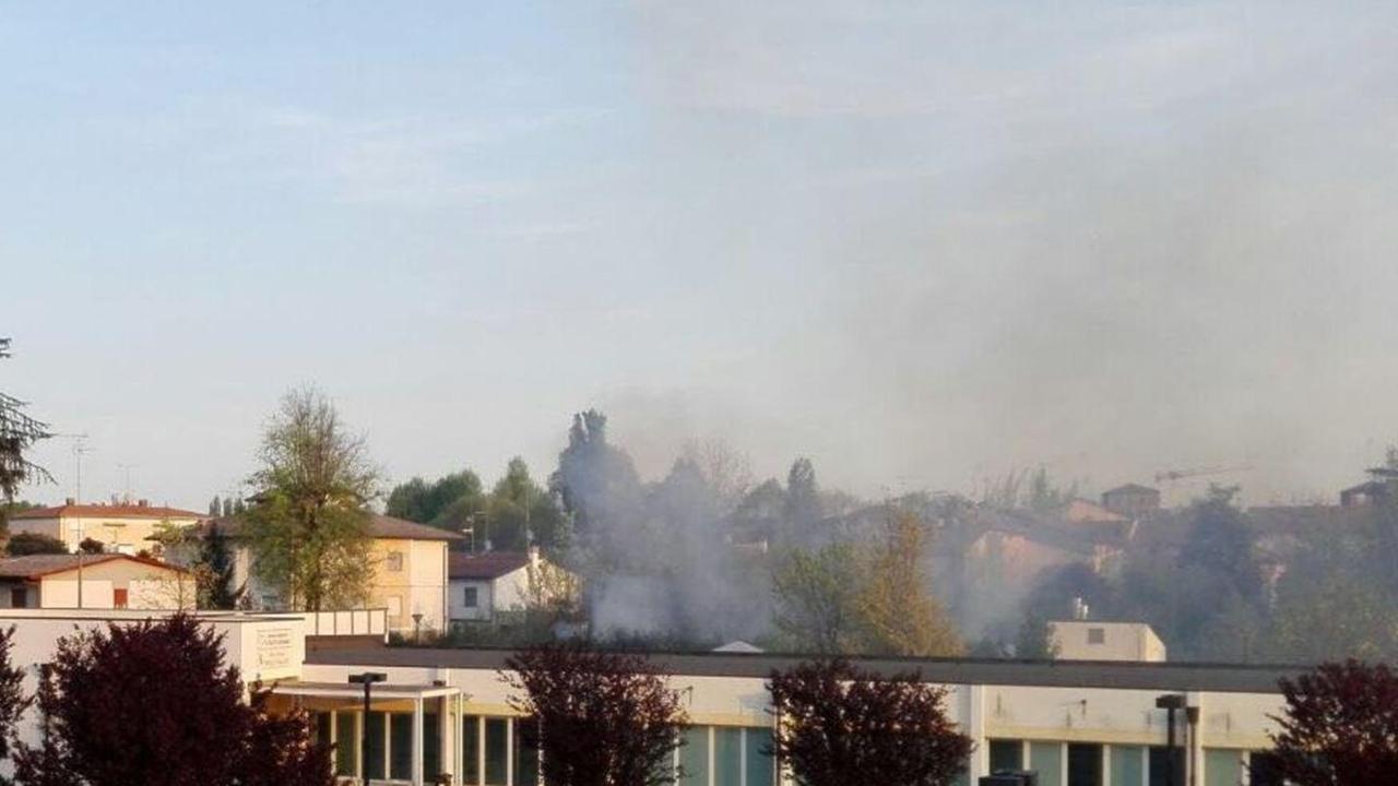 I pompieri spengono rogo in un giardino vicino all’asilo nido