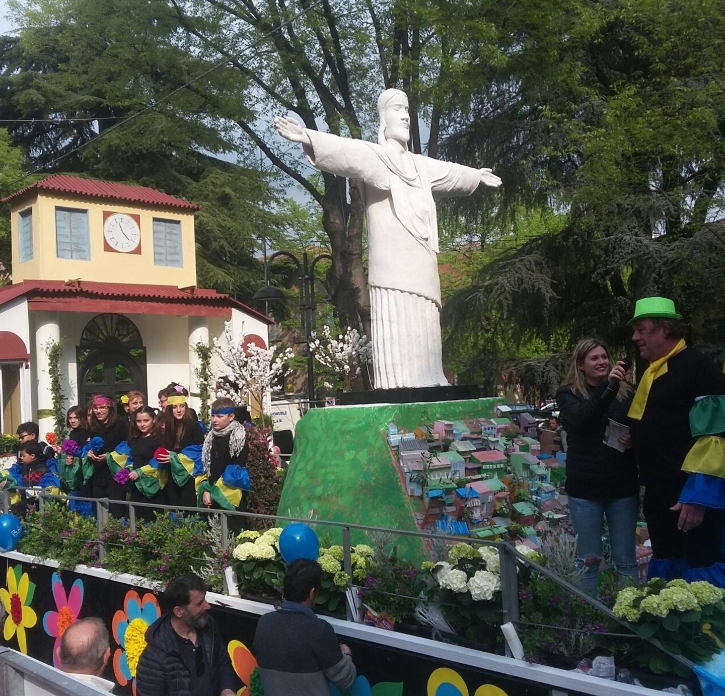 In centinaia per la sfilata dei “Carri in Fiore” in centro