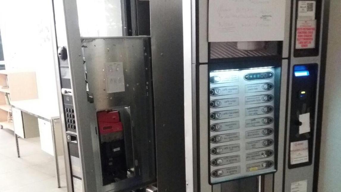 Furto di notte al Palamadiba distributori spaccati e vuotati