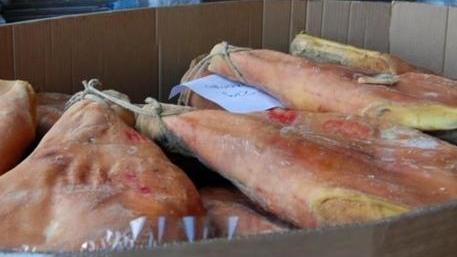 Vende sulla tangenziale prosciutti e vini rubati