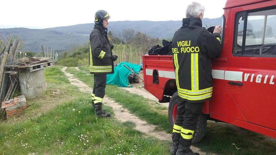 Intrappolato nel motocoltivatore muore mentre ara un campo