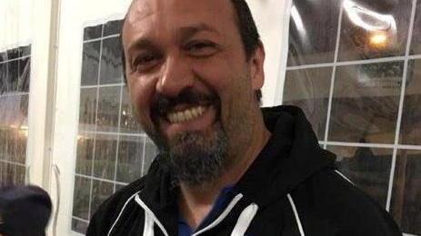 Barchino si rovescia pescatore si tuffa e salva due amici