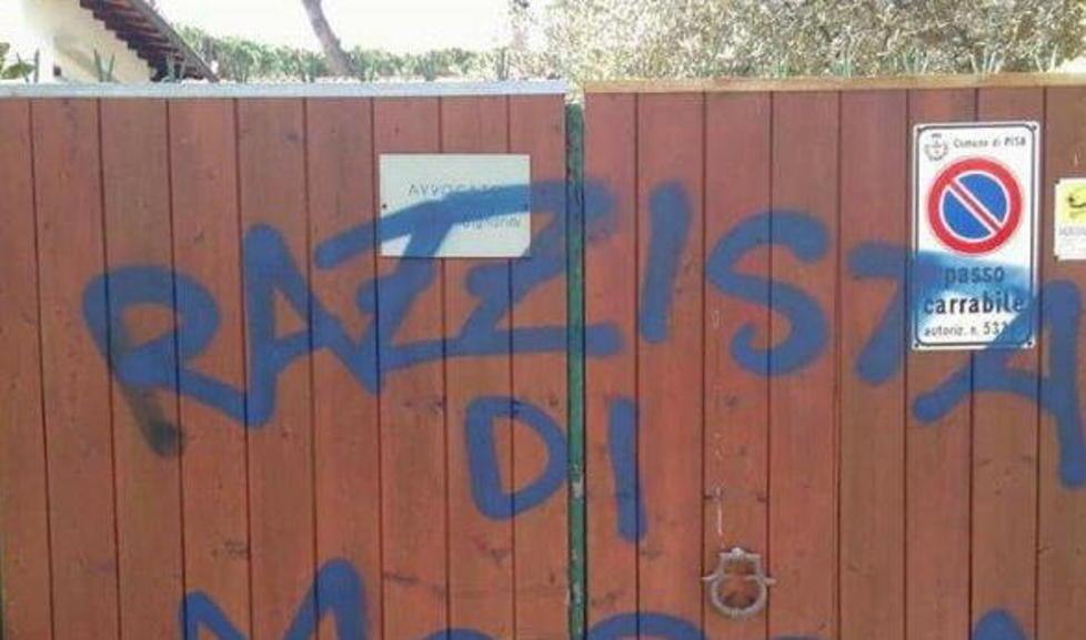 Scritta contro avvocatessa accusata di essere razzista 