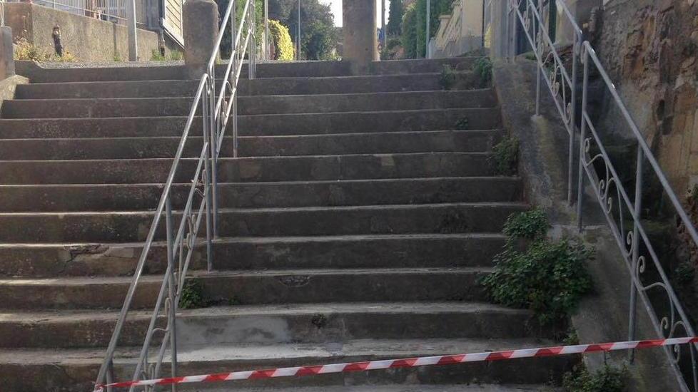 Marciapiedi ko ed erbacce per Pasqua regna il degrado