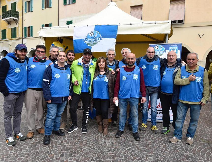 Le Iron Mamme in piazza E la città si colora di blu 