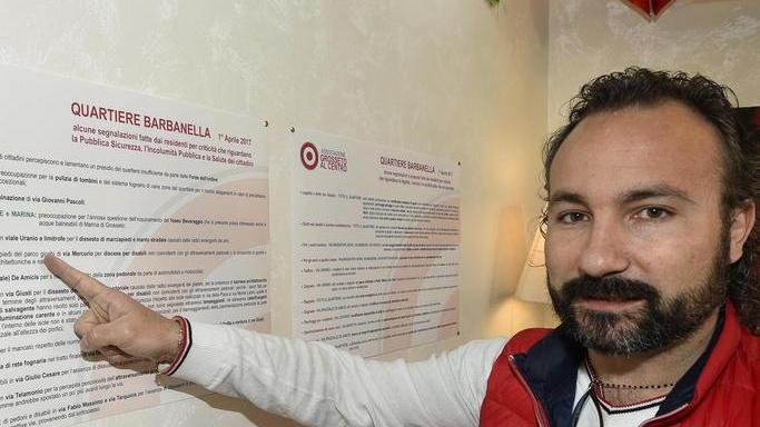 Cartelloni pieni di segnalazioni in gelateria