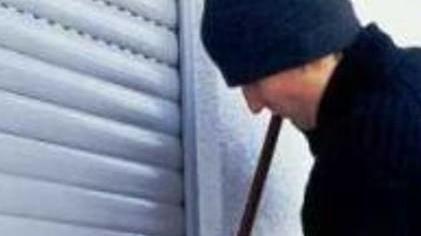 Ladro tira il cacciavite verso il pensionato