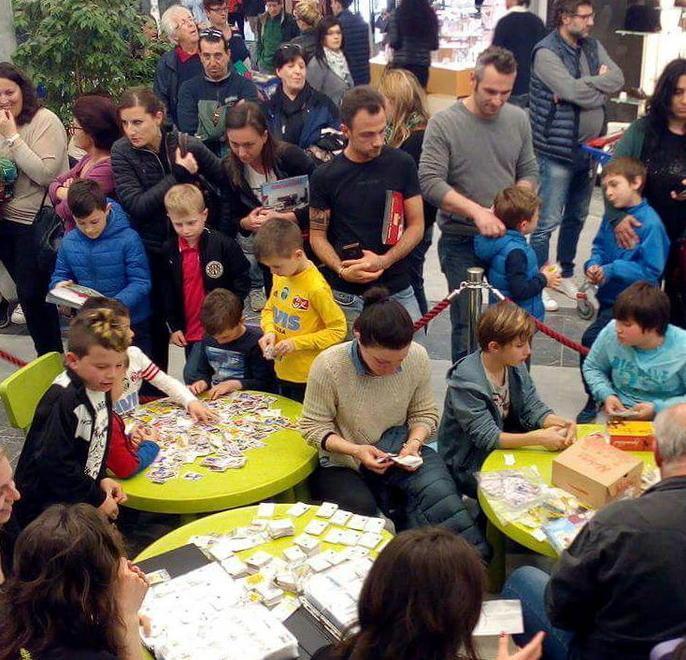 Ce l’ho, ce l’ho, manca! La festa dei ragazzi con le loro figurine 