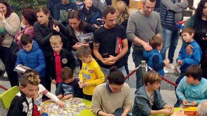 Ce l’ho, ce l’ho, manca! La festa dei ragazzi con le loro figurine
