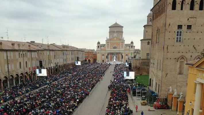 Dall’alba in 50mila per l’amico di tutti