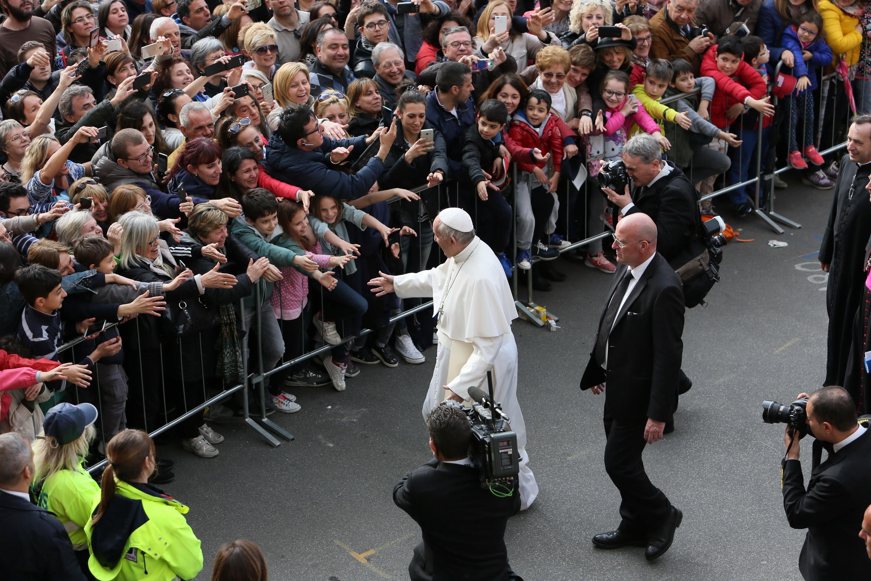 Il Papa a Mirandola: "Vi ringrazio per l’esempio che avete dato a tutta l’umanità, l’esempio di coraggio, di andare avanti, di dignità". 