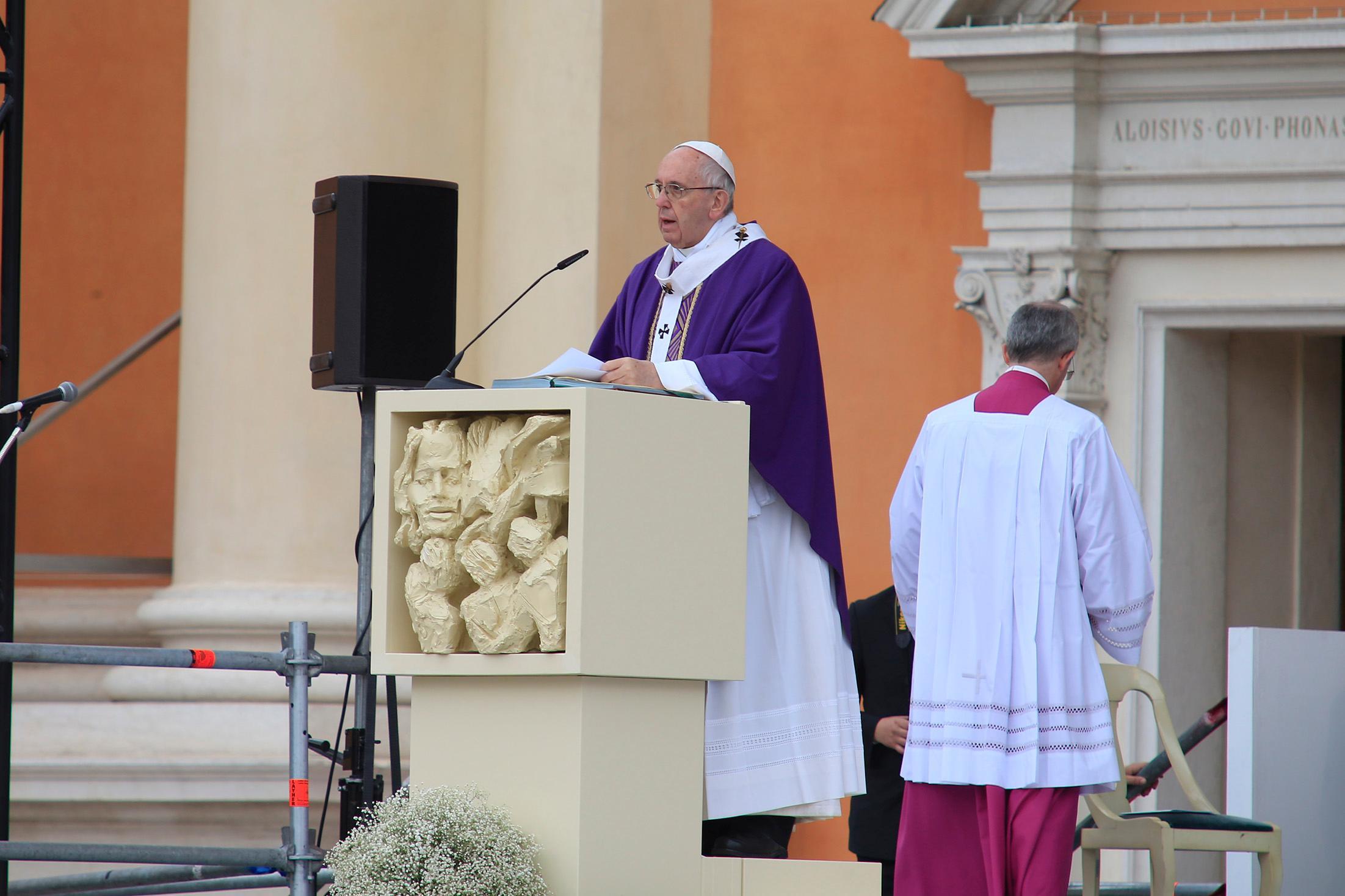Papa a Carpi, l'omelia: "Avete ricostruito dalle macerie della vita" 