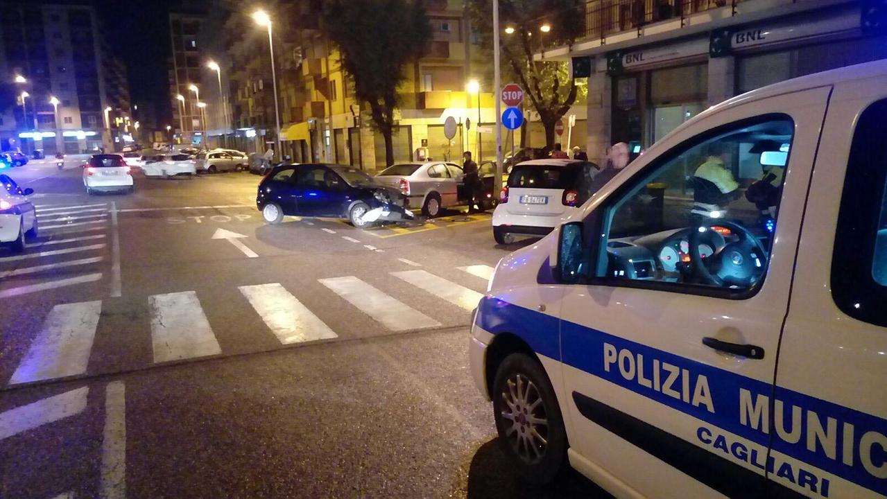 Alla guida ubriaco si schianta contro le auto in sosta, nei guai un 23enne
