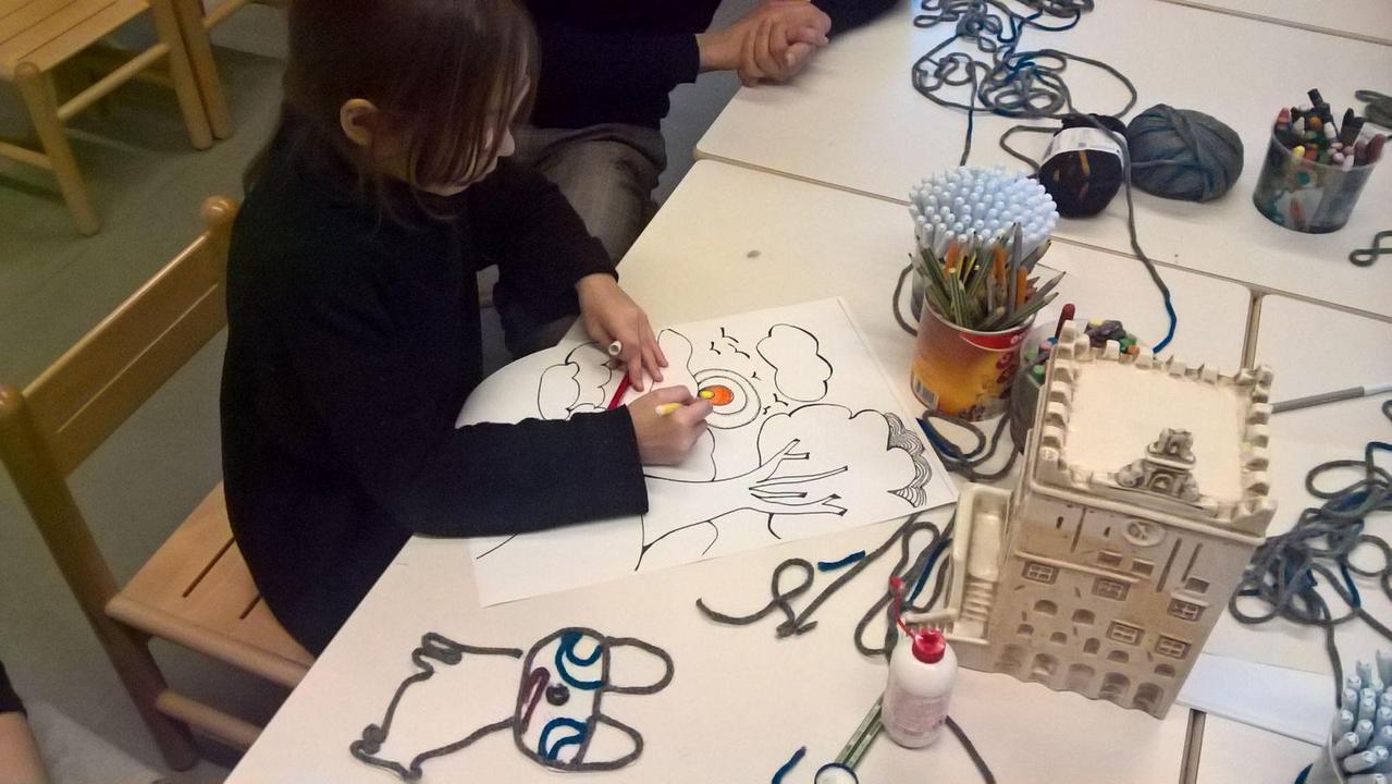 Una bambina impegnata in un laboratorio di PratoMusei